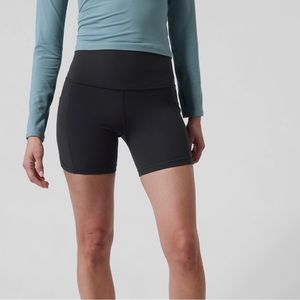 Athleta Salutation Stash 5 Short size large